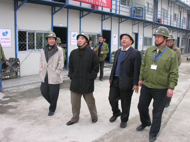 中裝協施工委秘書長顧國華一行前往藍天公司工地考察 